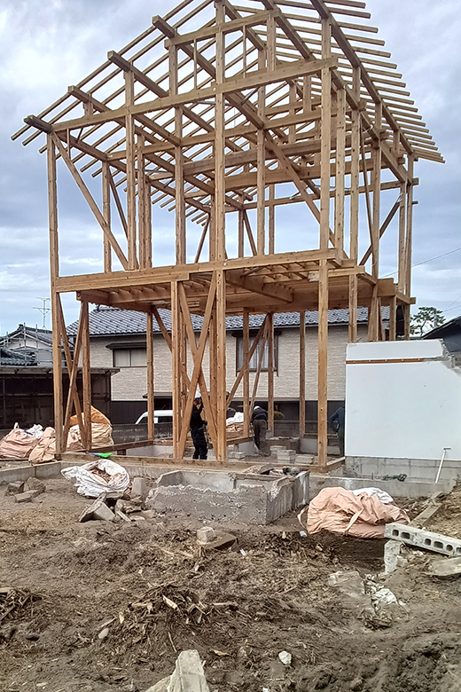 解体後に柱や梁などの骨組みが現れた住宅